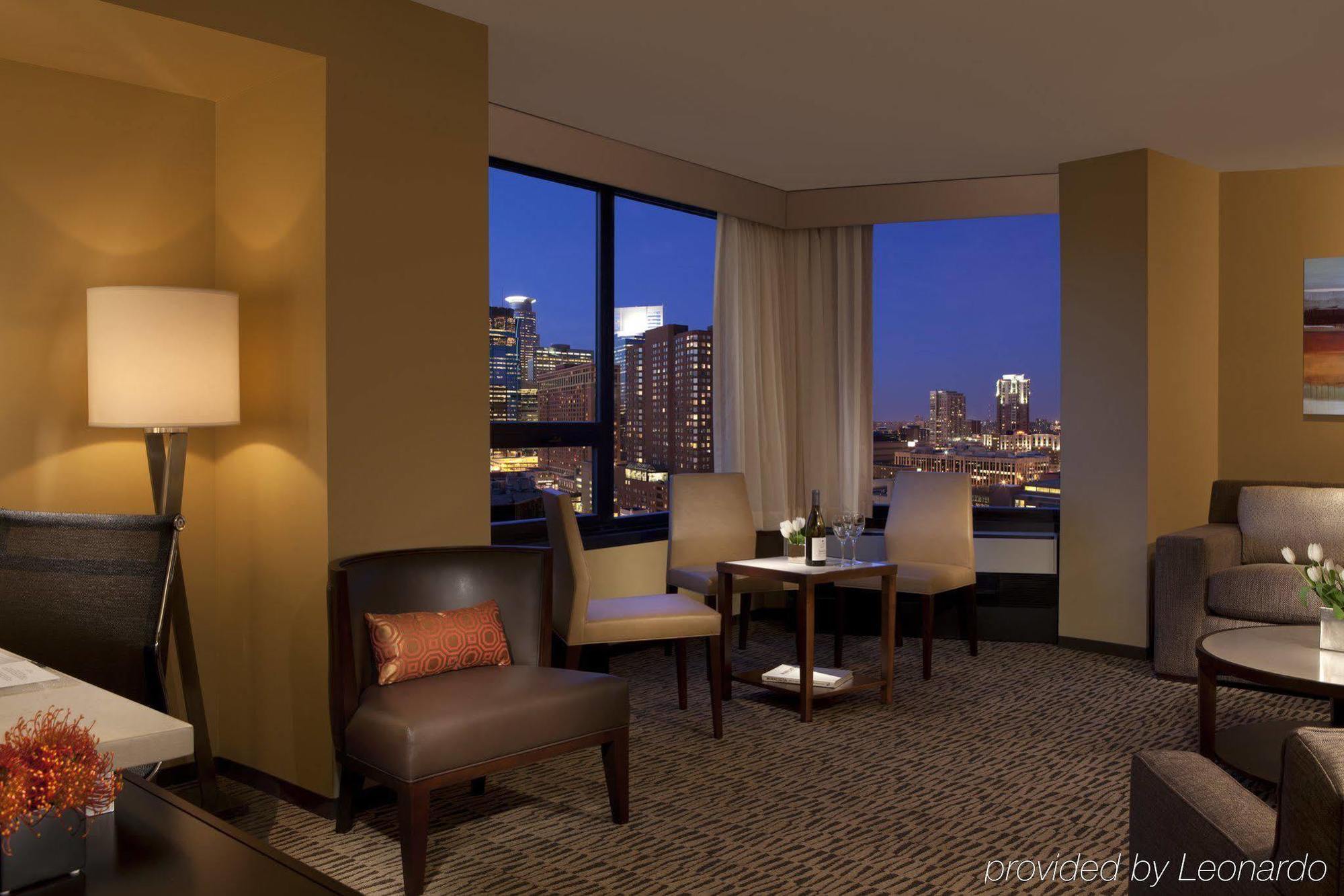 Sheraton Minneapolis Downtown Convention Center Bagian luar foto