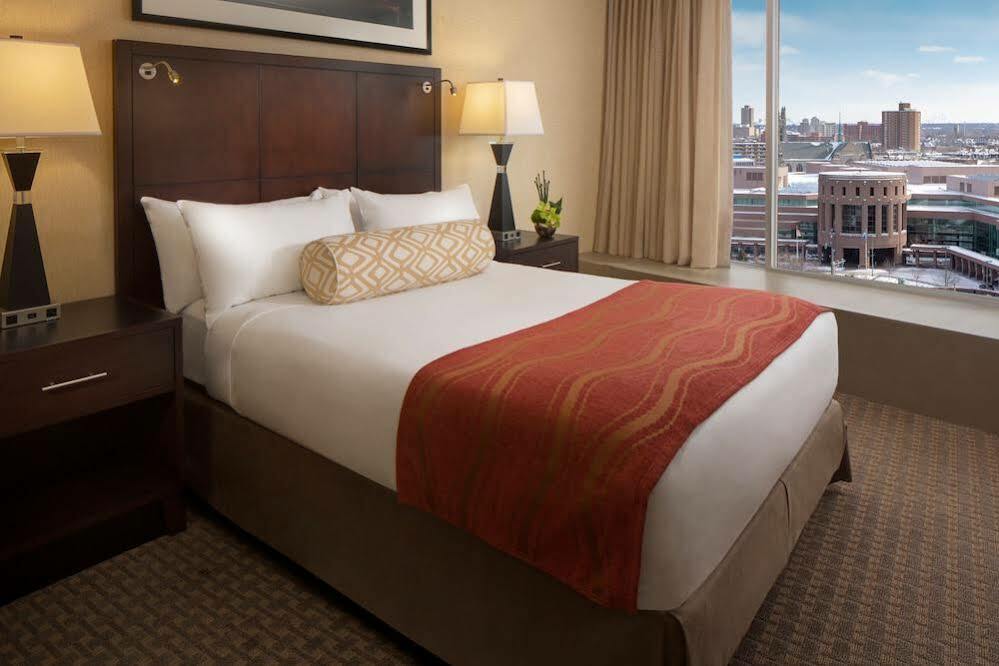 Sheraton Minneapolis Downtown Convention Center Bagian luar foto
